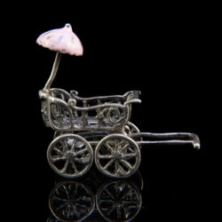 Kép 2/2 - Mini ezüst babakocsi rózsaszín festéssel