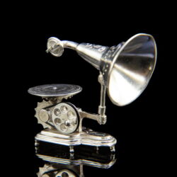 Kép 1/3 - Mini ezüst tölcséres gramafon