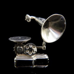 Kép 2/3 - Mini ezüst tölcséres gramafon