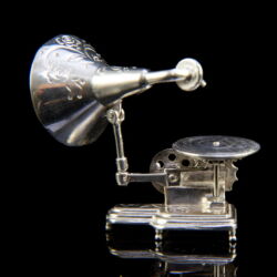 Kép 3/3 - Mini ezüst tölcséres gramafon