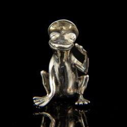 Kép 2/2 - Mini ezüst kalapos béka figura