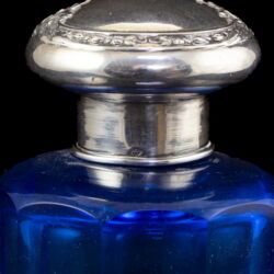 Picture 3/3 -Perfume bottle with silver cap
