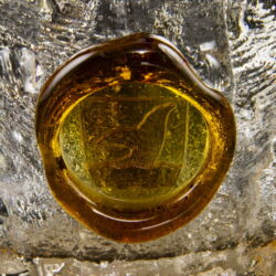 Kép 3/3 - Üveg váza borostyán barna hullámos peremmel