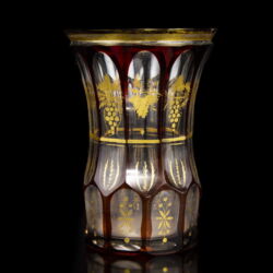 Kép 2/2 - Rubinpácolt biedermeier üvegpohár aranyfestett díszítéssel