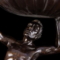 Picture 4/4 -Figural centerpiece