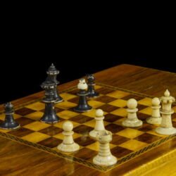 Kép 4/4 - Sakk készlet és backgammon intarziás fa dobozban