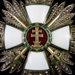 Kép 2/3 - A Magyar Érdemrend középkeresztjének csillaga hadiékítménnyel és kardokkal