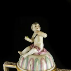 Picture 6/7 -Capodimonte-style pair of urns