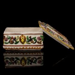 Picture 4/9 -Assisi faience-ceramic box