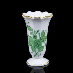 Kép 1/3 - Herendi fodros szélű pici talpas váza zöld Apponyi mintával