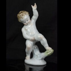 Picture 1/4 -Herendi pisilő fiú figura