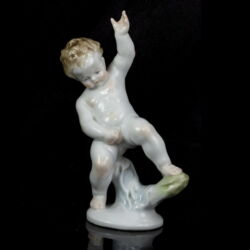 Picture 2/4 -Herendi pisilő fiú figura