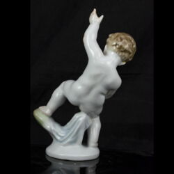 Picture 3/4 -Herendi pisilő fiú figura