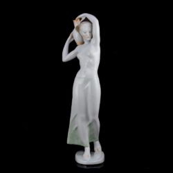 Picture 2/7 -Herendi porcelán kisplasztika: Vízhordó nő figura