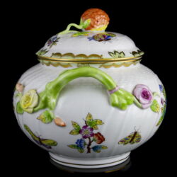 Picture 2/5 -Herendi (VBO) Victoria-patterned large bonbonniere with a strawberry-shaped knob on the lid