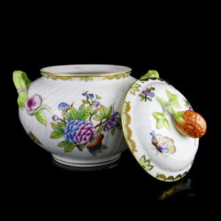 Picture 3/5 -Herendi (VBO) Victoria-patterned large bonbonniere with a strawberry-shaped knob on the lid