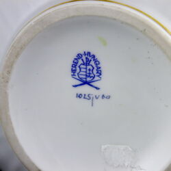 Picture 4/5 -Herendi (VBO) Victoria-patterned large bonbonniere with a strawberry-shaped knob on the lid