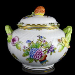 Picture 1/5 -Herendi (VBO) Victoria-patterned large bonbonniere with a strawberry-shaped knob on the lid