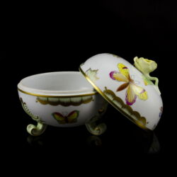 Kép 2/3 - Herendi porcelán Viktória mintás kerek bonbonier rózsás fogóval