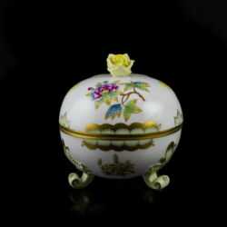 Kép 1/3 - Herendi porcelán Viktória mintás kerek bonbonier rózsás fogóval