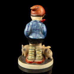 Kép 4/5 - Hummel "Farm Boy" figura - A kis malacpásztor