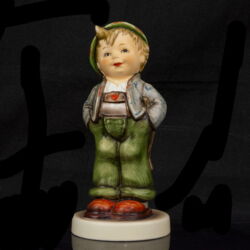 Picture 2/5 -Goebel "Hello World" Bajor népviseletbe öltzött fiú figura