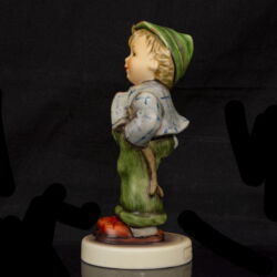 Picture 3/5 -Goebel "Hello World" Bajor népviseletbe öltzött fiú figura