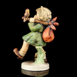 Picture 3/4 -Goebel "Joyful Adventure" Túrázó kislány figura 