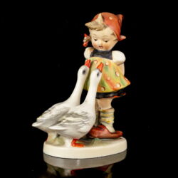 Kép 1/4 - Hummel figura "Goose Girl" Kislány libákkal