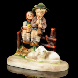 Kép 1/4 - Goebel páros figura "Eventide" Kislány és Kisfiú báránykákkal