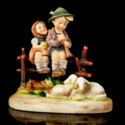 Kép 2/4 - Goebel páros figura "Eventide" Kislány és Kisfiú báránykákkal