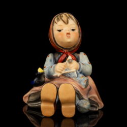 Kép 2/7 - Goebel "Happy Pastime" kötögető kislány figura