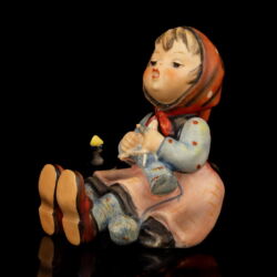 Kép 3/7 - Goebel "Happy Pastime" kötögető kislány figura