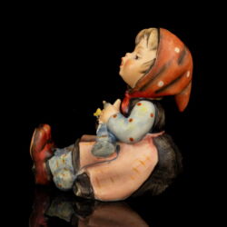 Kép 4/7 - Goebel "Happy Pastime" kötögető kislány figura