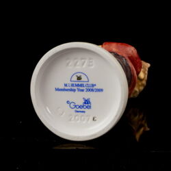 Picture 5/6 -Goebel figura "Spring gift" Ajándékozó kisfiú