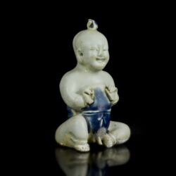 Kép 2/2 - Kínai mázas porcelán kisfiú figura