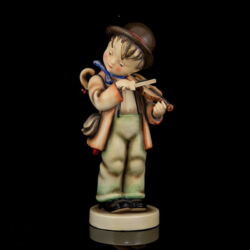 Kép 1/7 - Goebel figura "Little Fiddler" A csellista fiú kalapban esernyővel