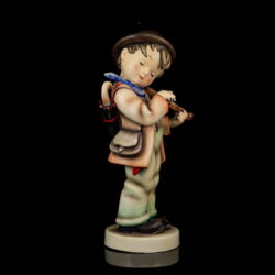 Kép 3/7 - Goebel figura "Little Fiddler" A csellista fiú kalapban esernyővel