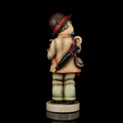Kép 4/7 - Goebel figura "Little Fiddler" A csellista fiú kalapban esernyővel