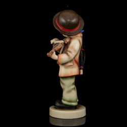 Kép 5/7 - Goebel figura "Little Fiddler" A csellista fiú kalapban esernyővel