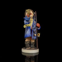 Kép 2/6 - Goebel figura "Hear Ye Hear Ye" - A kis lámpa gyújtogató Fiú 