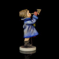 Kép 3/6 - Goebel figura "Hear Ye Hear Ye" - A kis lámpa gyújtogató Fiú 