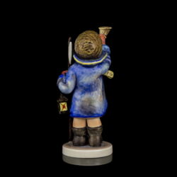 Kép 4/6 - Goebel figura "Hear Ye Hear Ye" - A kis lámpa gyújtogató Fiú