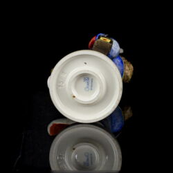 Kép 6/6 - Goebel figura "Hear Ye Hear Ye" - A kis lámpa gyújtogató Fiú 