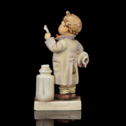 Kép 4/6 - Goebel figura "Little Pharmacist" A kis gyógyszerész 