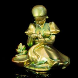 Picture 2/7 -Eozin mázas Zsolnay libát tömő lány kisplasztika