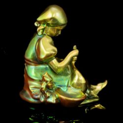 Picture 5/7 -Eozin mázas Zsolnay libát tömő lány kisplasztika