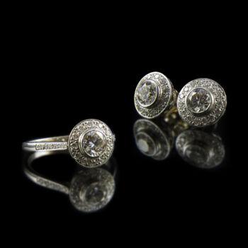 White gold jewellery set with diamonds