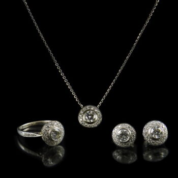 White gold jewellery set with diamonds