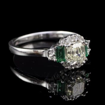 Modern gyémánt gyűrű smaragd kövekkel 